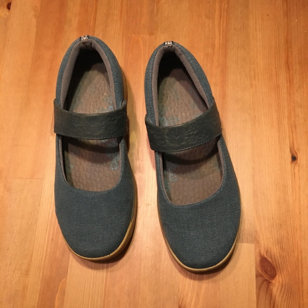 Chacos flats